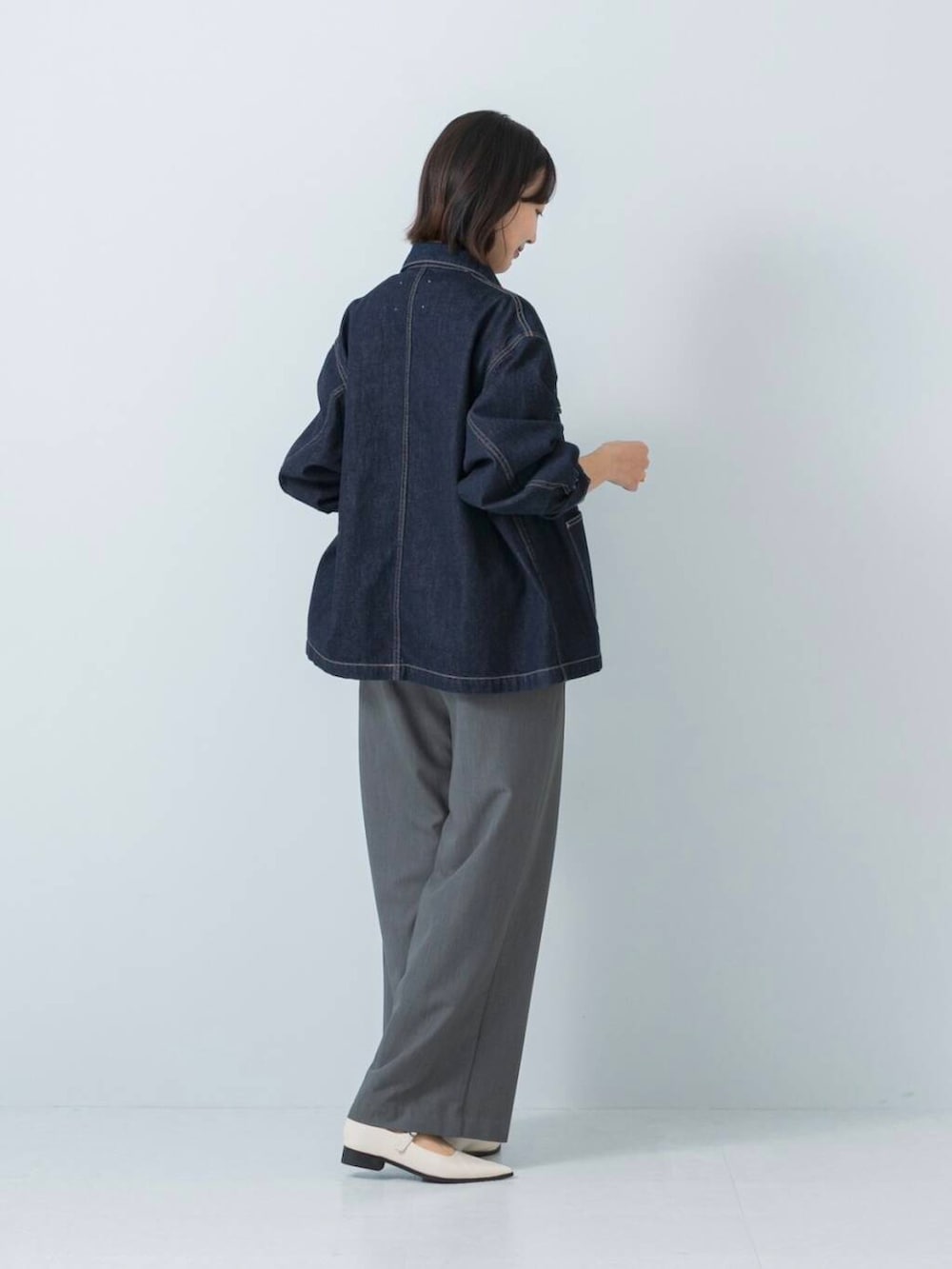 ホワイト系のその他シューズ、グレー系のその他パンツ、ブルー系のデニムジャケットを着用したレディースの冬コーディネートの4枚目の写真