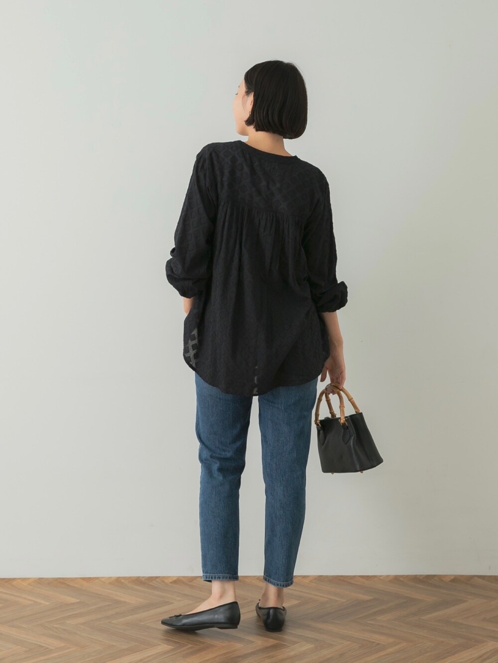 「Sonny Label、サニーレーベル、アツいコーデ全部見せ、デニム、モノトーン、シアートップス、秋服準備はじめました、ハンドバッグ、ミニバッグ、休日スタイル、大人カジュアル、シンプルスタイル、高身長女子、高身長コーデ、いいね、save、フォローお願いします🤑」|「URBAN RESEARCH Sonny Labelのドビーエアリーコットンギャザーブラウス(シャツ/ブラウス、ブラック系)」を使った、nozawaさん(レディース・168cm)の夏コーディネートの4枚目の写真