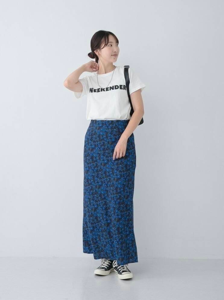 ホワイト系のTシャツ/カットソー、ブルー系のスカートを着用したレディースの夏コーディネートの2枚目の写真
