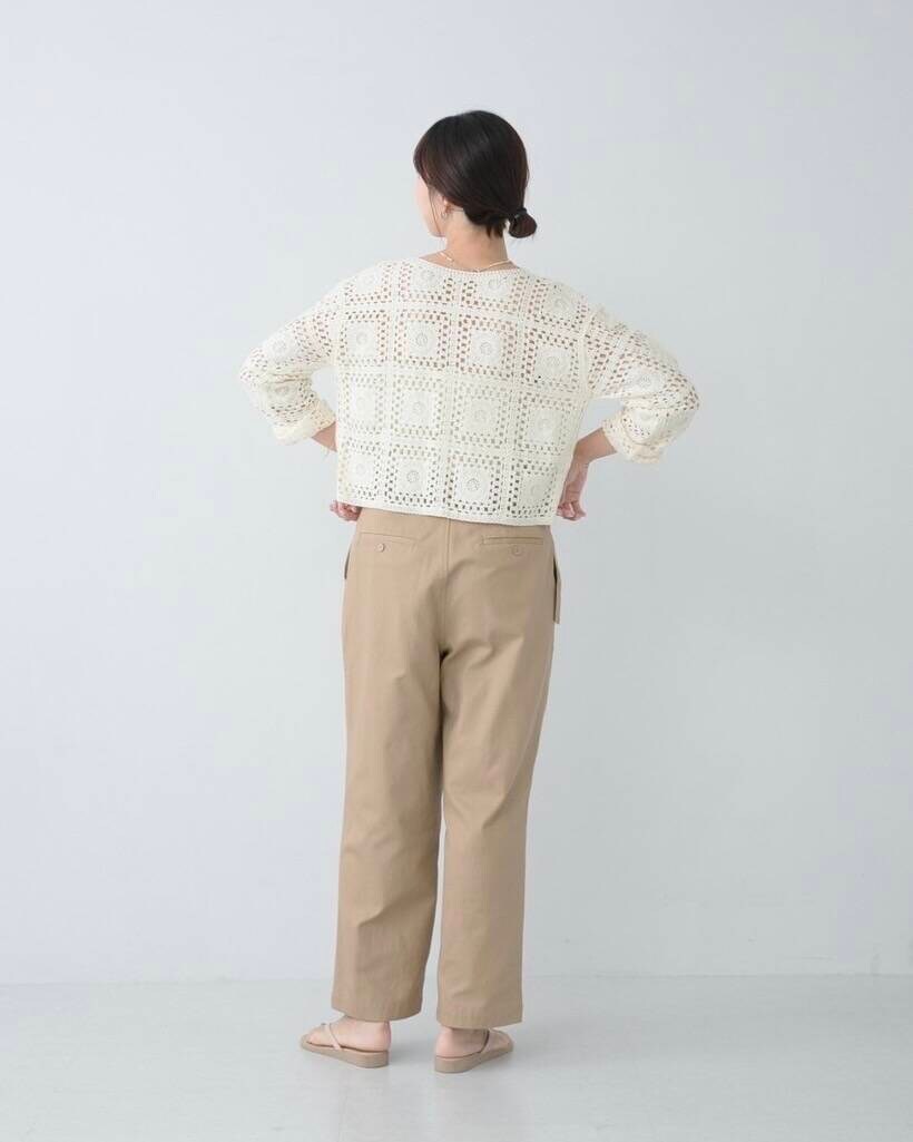 ベージュ系のその他パンツ、ホワイト系のカーディガン/ボレロを着用したレディースの夏コーディネートの4枚目の写真