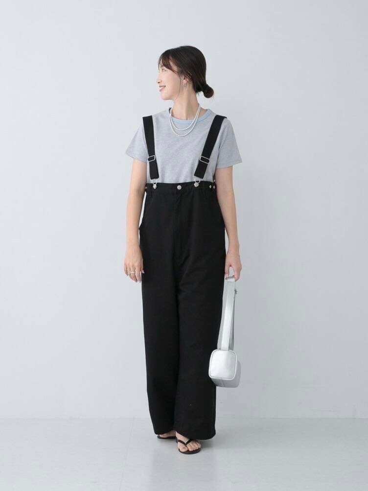 ブルー系のTシャツ/カットソー、ブラック系のサロペット/オーバーオール、シルバー系のネックレスを着用したレディースの夏コーディネートの4枚目の写真