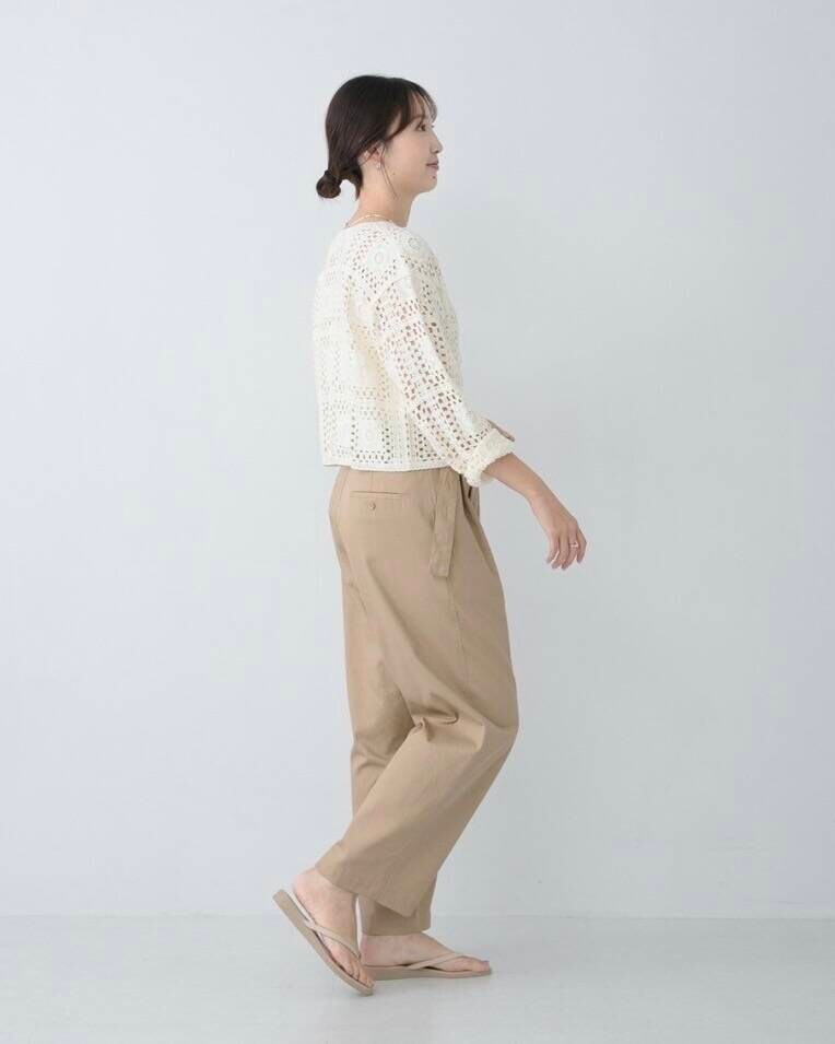 ベージュ系のその他パンツ、ホワイト系のカーディガン/ボレロを着用したレディースの夏コーディネートの3枚目の写真