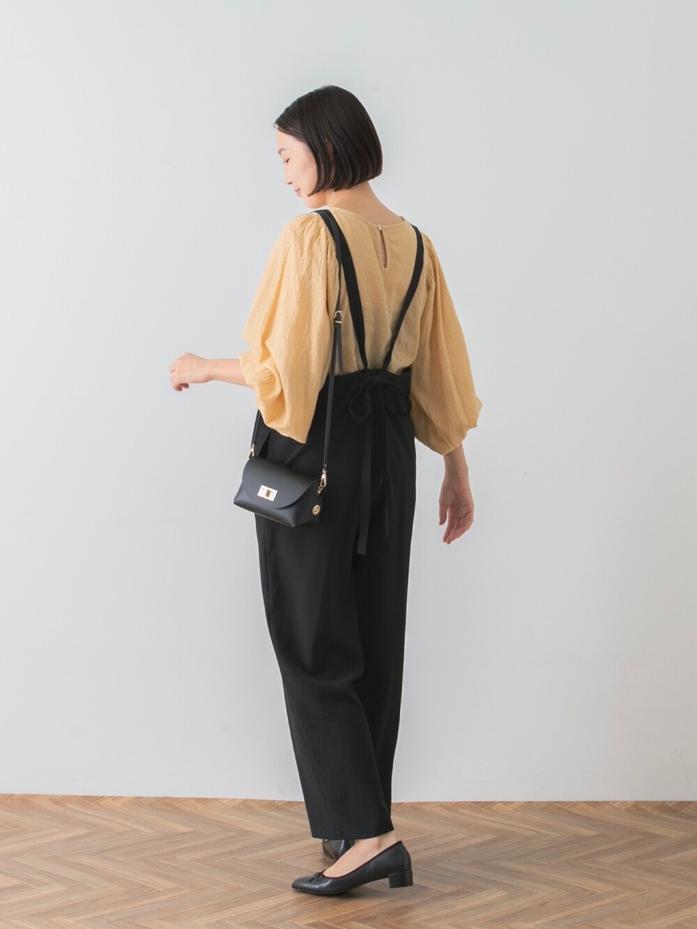 イエロー系のシャツ/ブラウス、ブラック系のサロペット/オーバーオール、ブラック系のバレエシューズを着用したレディースの夏コーディネートの3枚目の写真