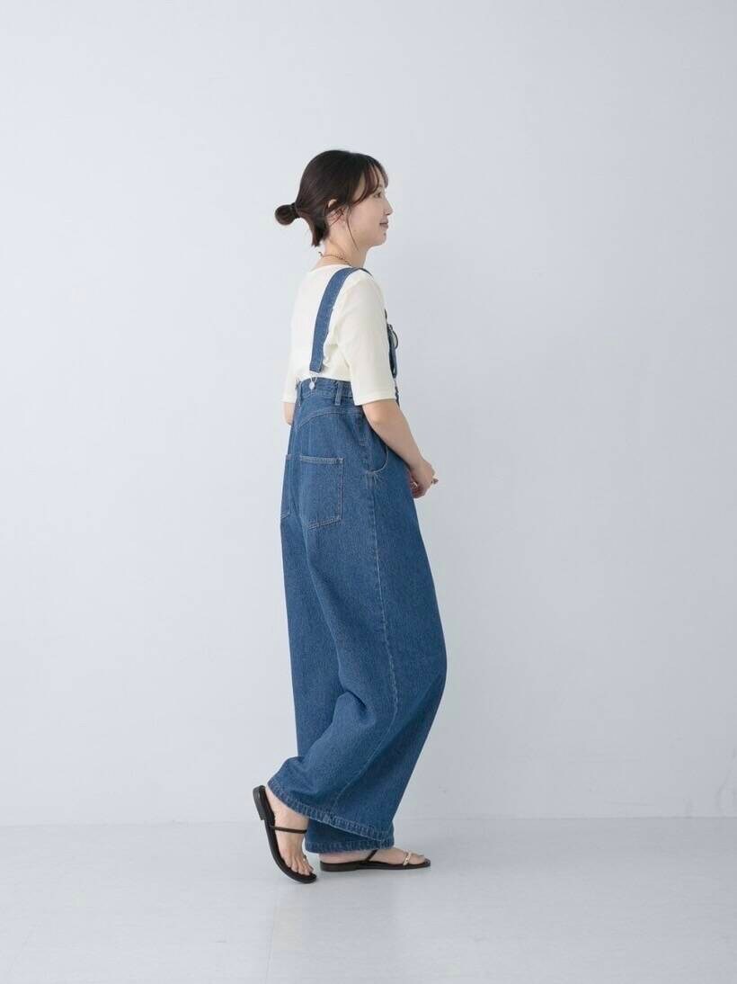 ホワイト系のTシャツ/カットソー、ブルー系のサロペット/オーバーオール、ゴールド系のネックレスを着用したレディースの夏コーディネートの3枚目の写真