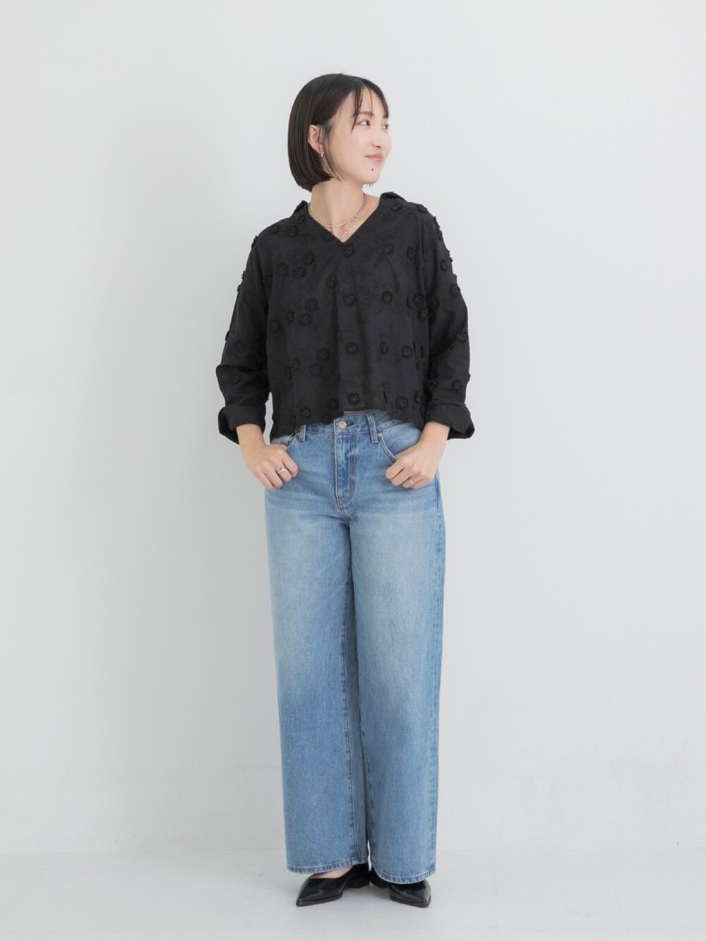 ブラック系のシャツ/ブラウス、ブルー系のデニムパンツ、ブラック系のその他シューズを着用したレディースの秋コーディネートの2枚目の写真