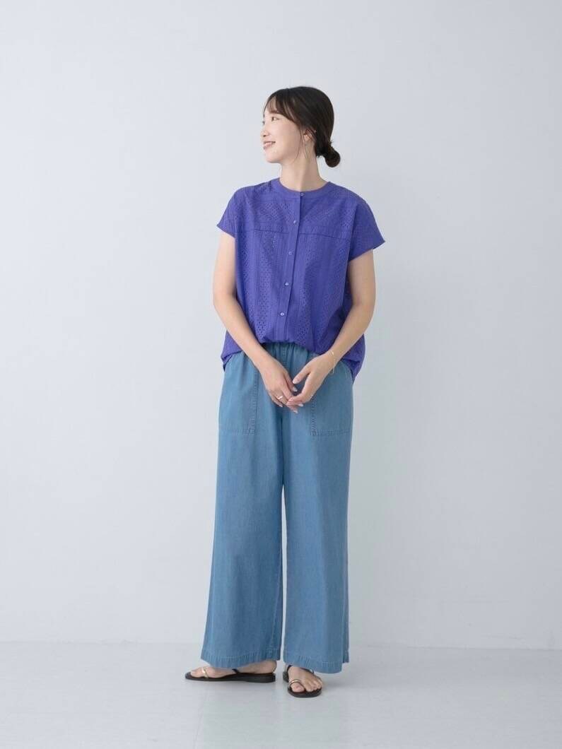 ブルー系のシャツ/ブラウス、ブルー系のデニムパンツを着用したレディースの夏コーディネートの2枚目の写真