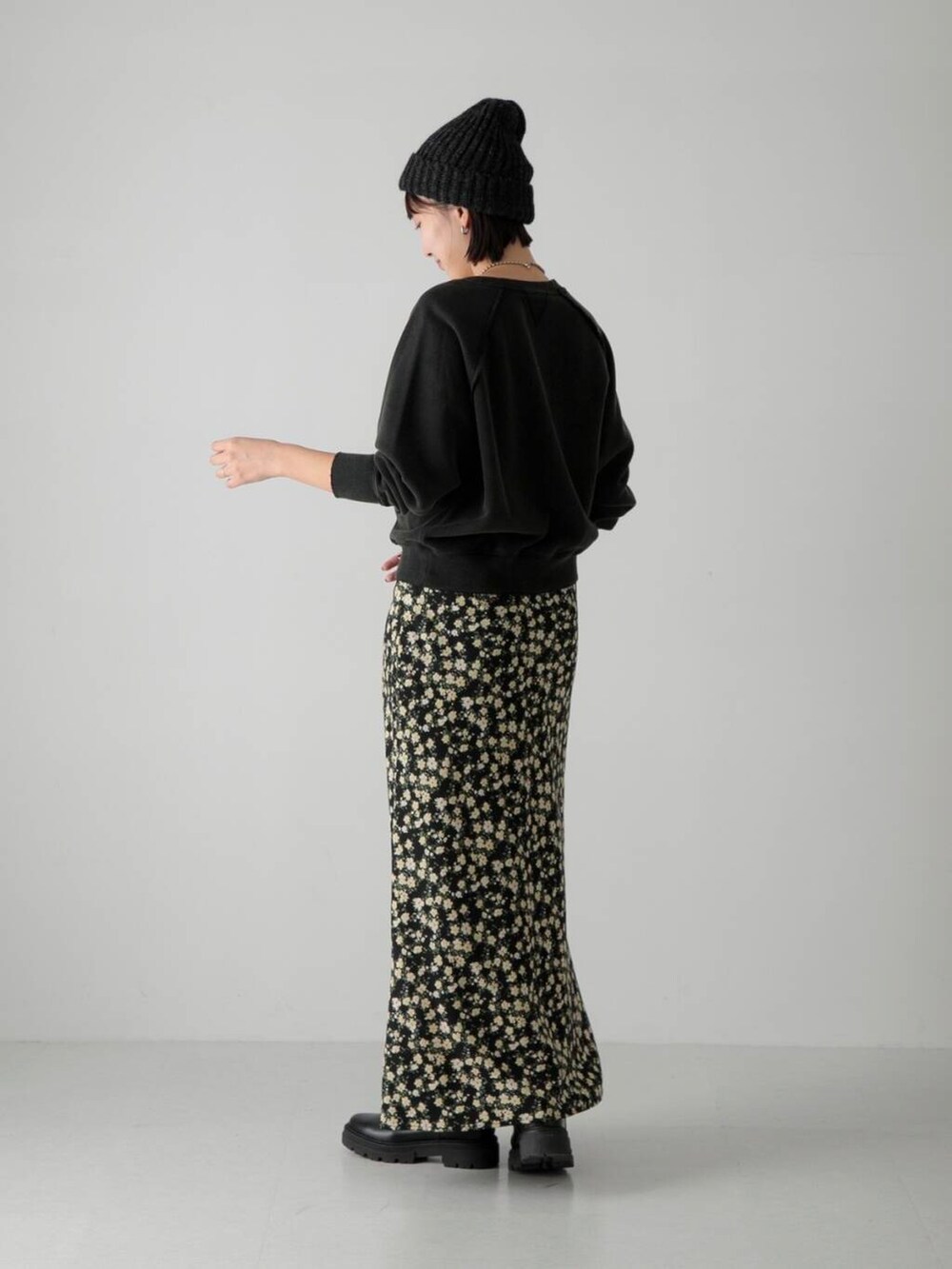 ブラック系のブーツ、ブラック系のスカート、ブラック系のスウェットを着用したレディースの秋コーディネートの4枚目の写真