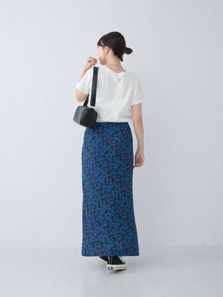 ホワイト系のTシャツ/カットソー、ブルー系のスカートを着用したレディースの夏コーディネートの4枚目の写真