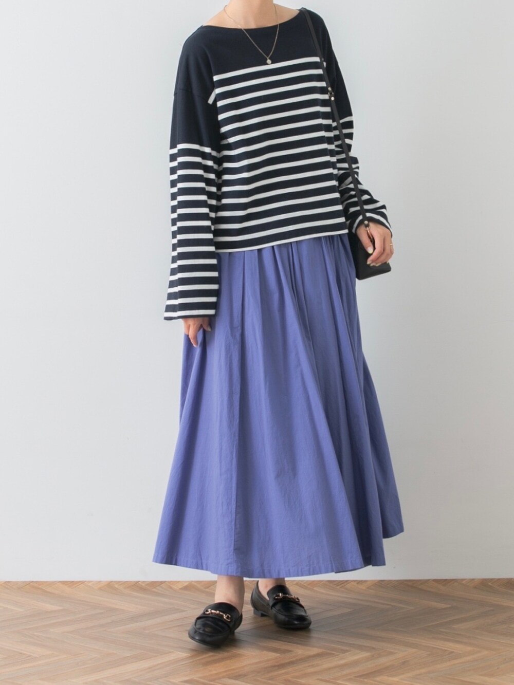 ブルー系のTシャツ/カットソー、ブルー系のスカート、ブラック系のショルダーバッグを着用したレディースの夏コーディネートの4枚目の写真