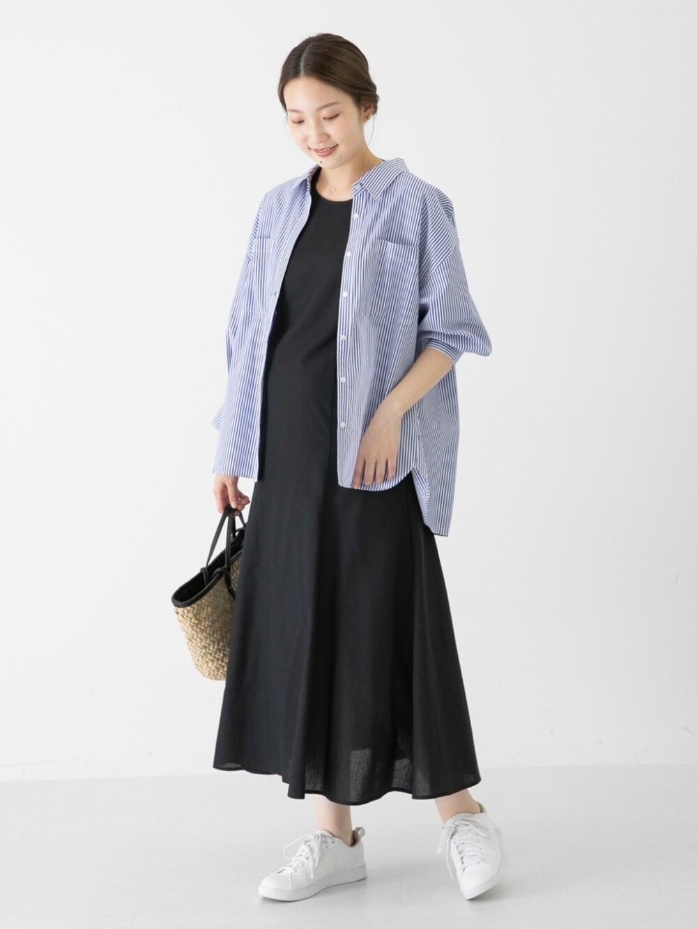 ブルー系のシャツ/ブラウス、ブラック系のワンピース、ブラック系のかごバッグを着用したレディースの夏コーディネートの3枚目の写真