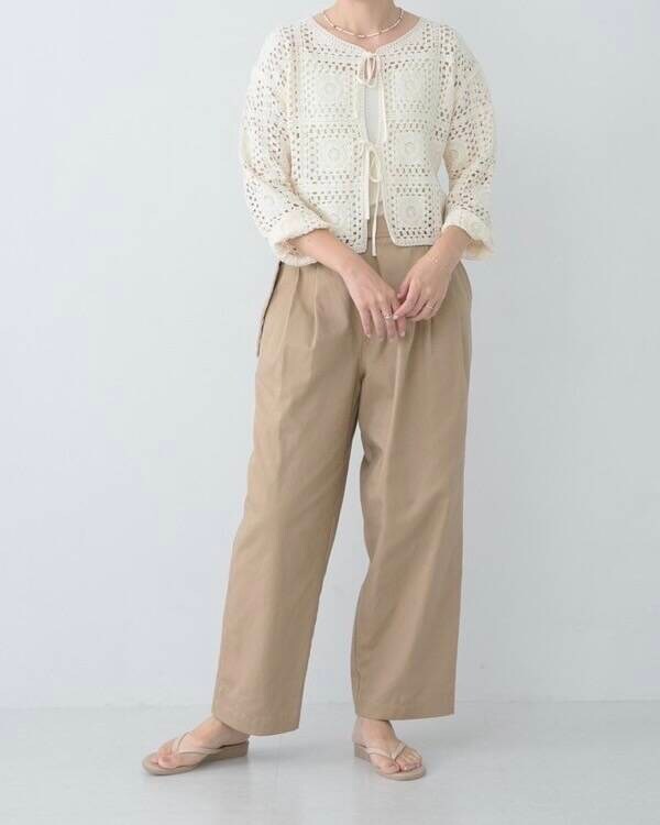 ベージュ系のその他パンツ、ホワイト系のカーディガン/ボレロを着用したレディースの夏コーディネートの5枚目の写真