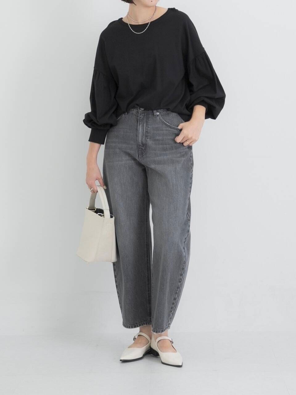 ベージュ系のショルダーバッグ、ホワイト系のその他シューズ、ブラック系のTシャツ/カットソーを着用したレディースの秋コーディネートの5枚目の写真