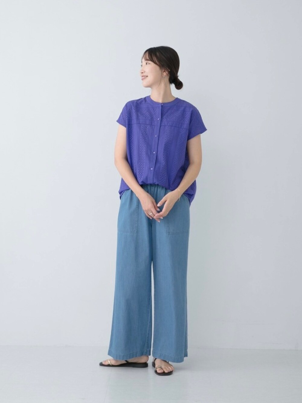 ブルー系のデニムパンツ、ブルー系のシャツ/ブラウスを着用したレディースの夏コーディネートの2枚目の写真