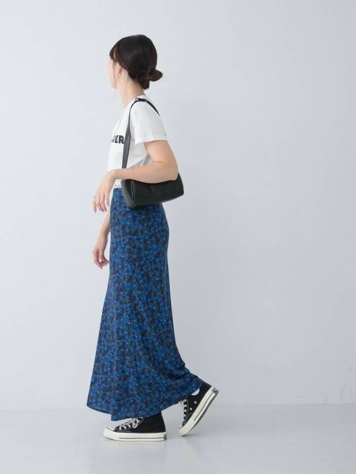 ホワイト系のTシャツ/カットソー、ブルー系のスカートを着用したレディースの夏コーディネートの3枚目の写真