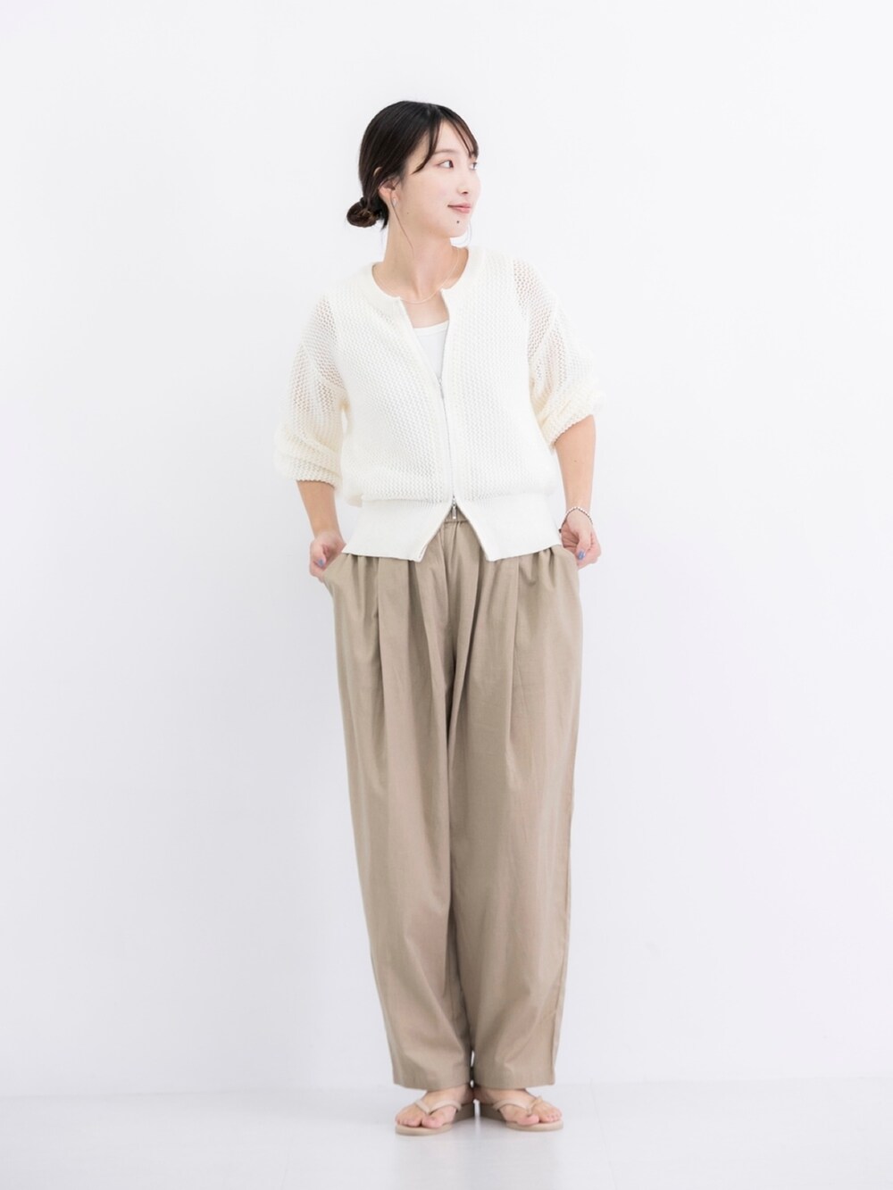 ベージュ系のその他パンツ、ホワイト系のカーディガン/ボレロ、ホワイト系のタンクトップを着用したレディースの夏コーディネートの2枚目の写真
