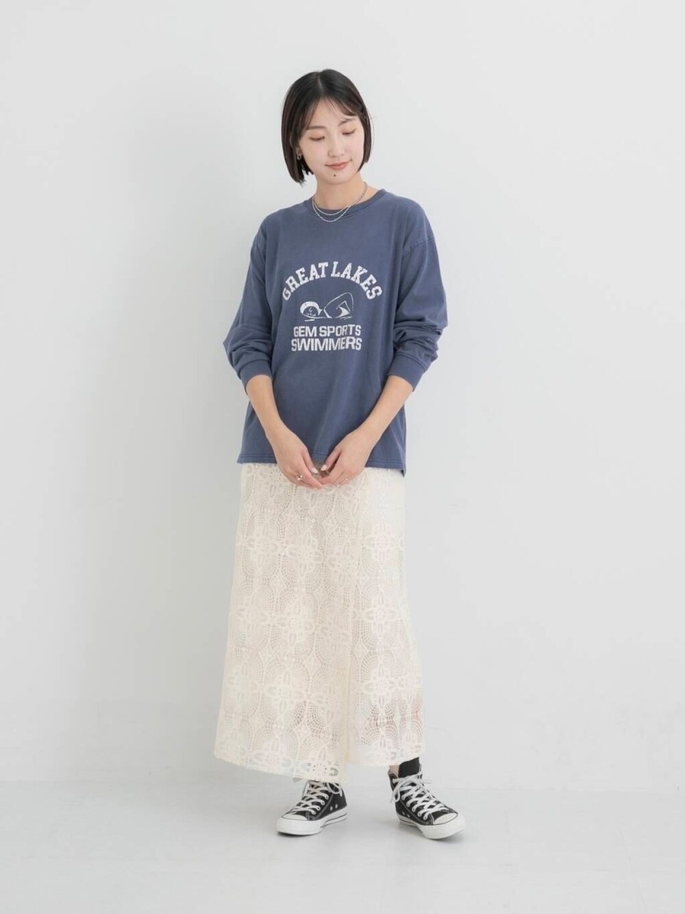 ホワイト系のスカート、ブルー系のTシャツ/カットソーを着用したレディースの秋コーディネートの5枚目の写真