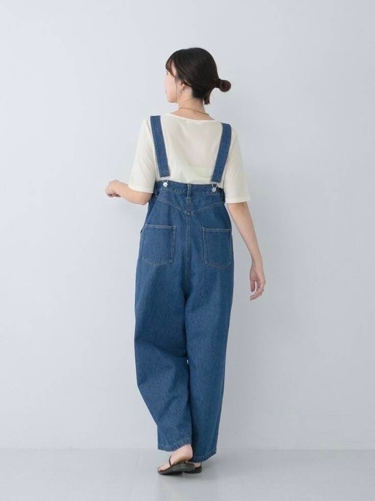 ホワイト系のTシャツ/カットソー、ブルー系のサロペット/オーバーオール、ゴールド系のネックレスを着用したレディースの夏コーディネートの4枚目の写真