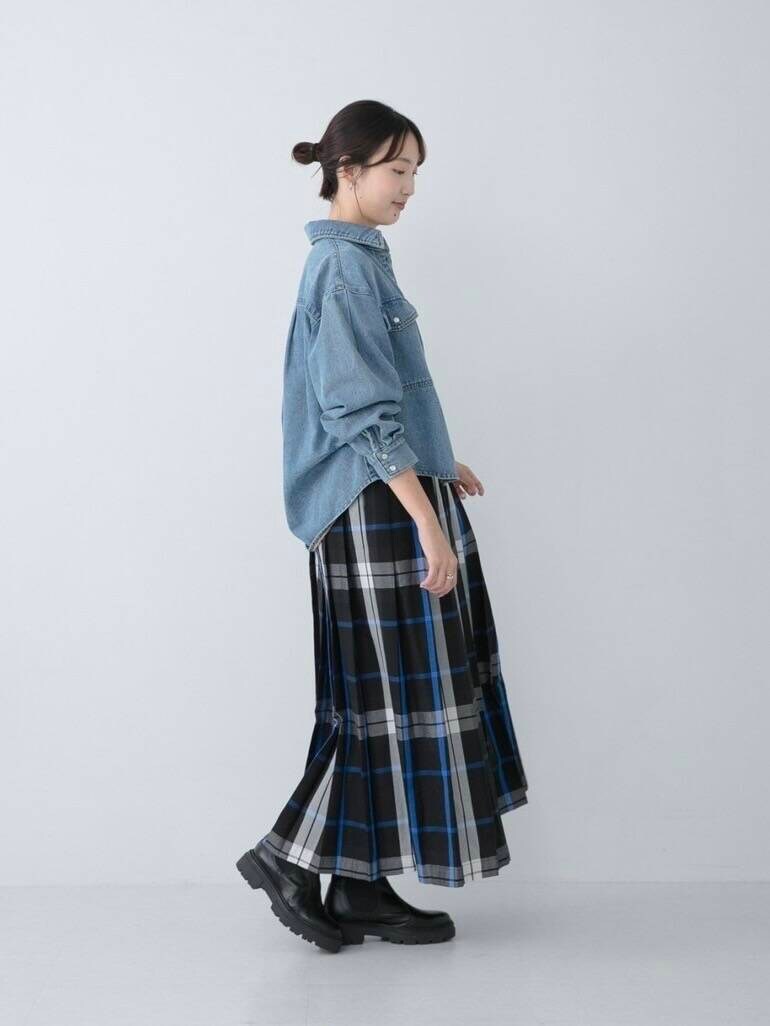 ホワイト系のTシャツ/カットソー、ブラック系のスカート、シルバー系のネックレスを着用したレディースの夏コーディネートの2枚目の写真