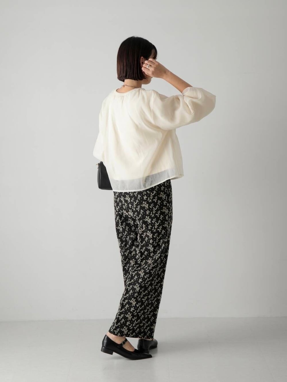 ブラック系のボストンバッグ、ブラック系のその他シューズ、ブラック系のその他パンツを着用したレディースの秋コーディネートの3枚目の写真