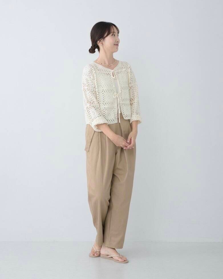 ベージュ系のその他パンツ、ホワイト系のカーディガン/ボレロを着用したレディースの夏コーディネートの2枚目の写真