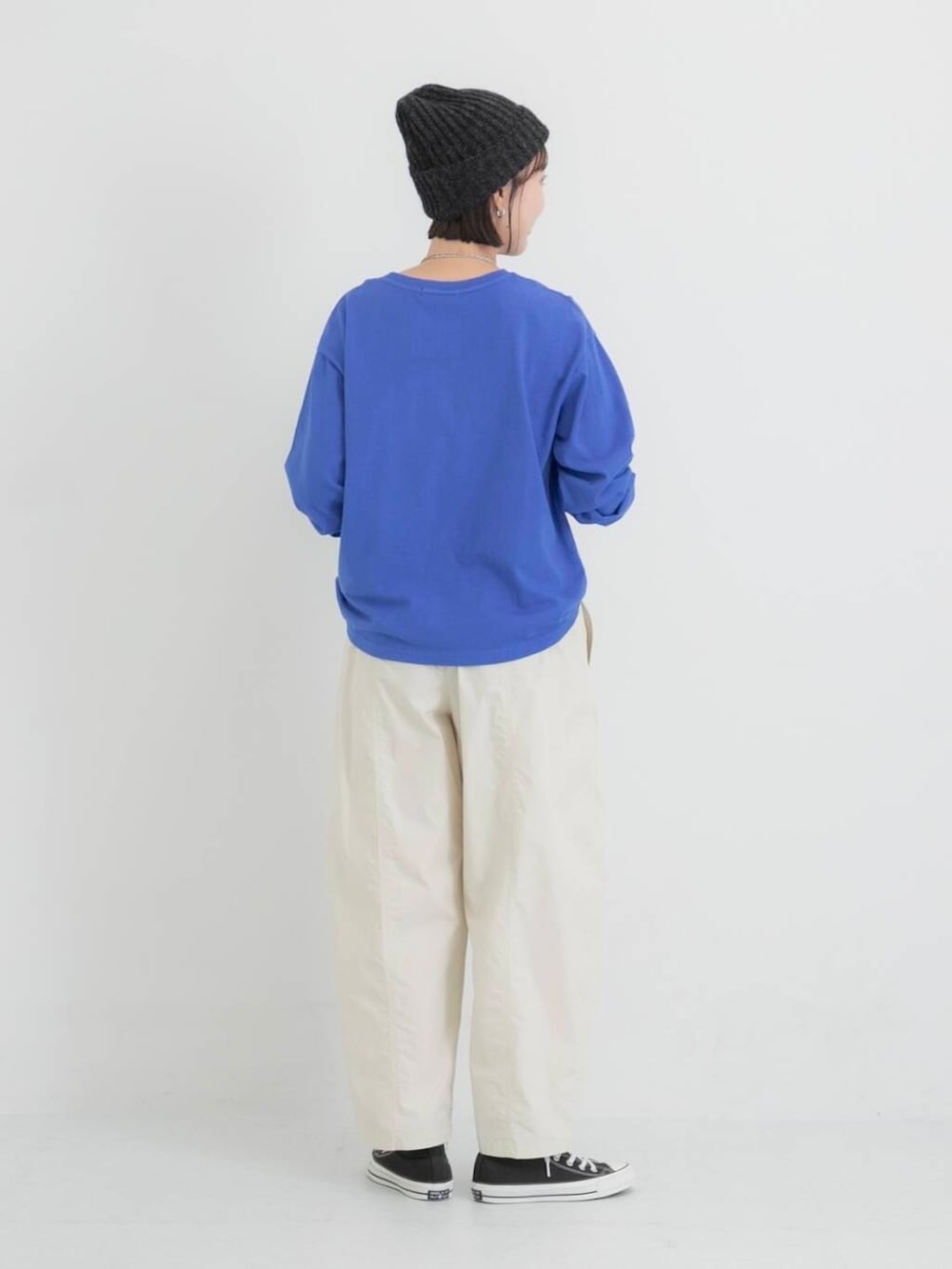 ホワイト系のその他パンツ、ブルー系のTシャツ/カットソー、シルバー系のネックレスを着用したレディースの秋コーディネートの3枚目の写真