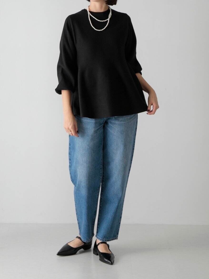 ブルー系のデニムパンツ、ブラック系のその他シューズ、ブラック系のニット/セーターを着用したレディースの秋コーディネートの4枚目の写真