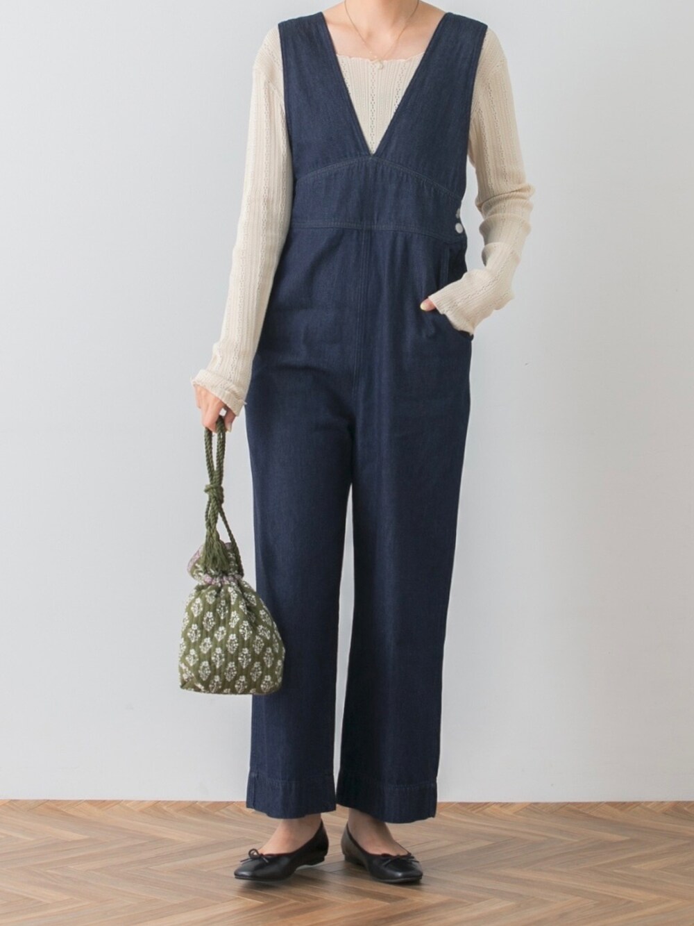 ブルー系のオールインワン・サロペット、グリーン系のショルダーバッグ、ブラック系のバレエシューズを着用したレディースの秋コーディネートの4枚目の写真