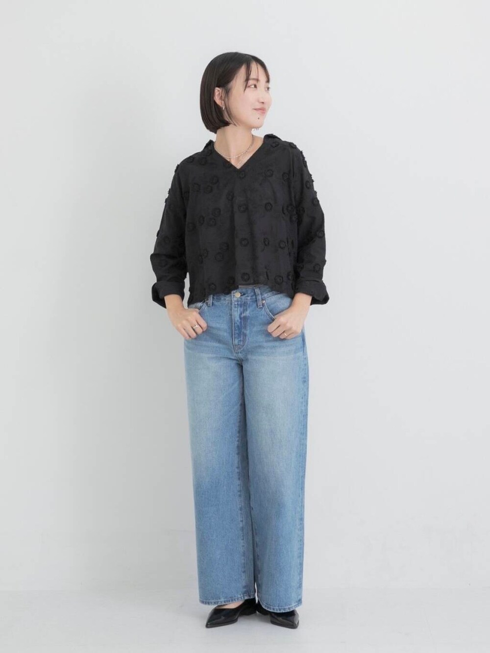 ブルー系のデニムパンツ、ブラック系のその他シューズ、ブラック系のシャツ/ブラウスを着用したレディースの秋コーディネートの2枚目の写真