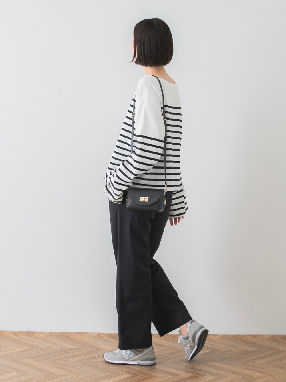 ホワイト系のTシャツ/カットソー、ブラック系のその他パンツ、ブラック系のショルダーバッグを着用したレディースの秋コーディネートの3枚目の写真