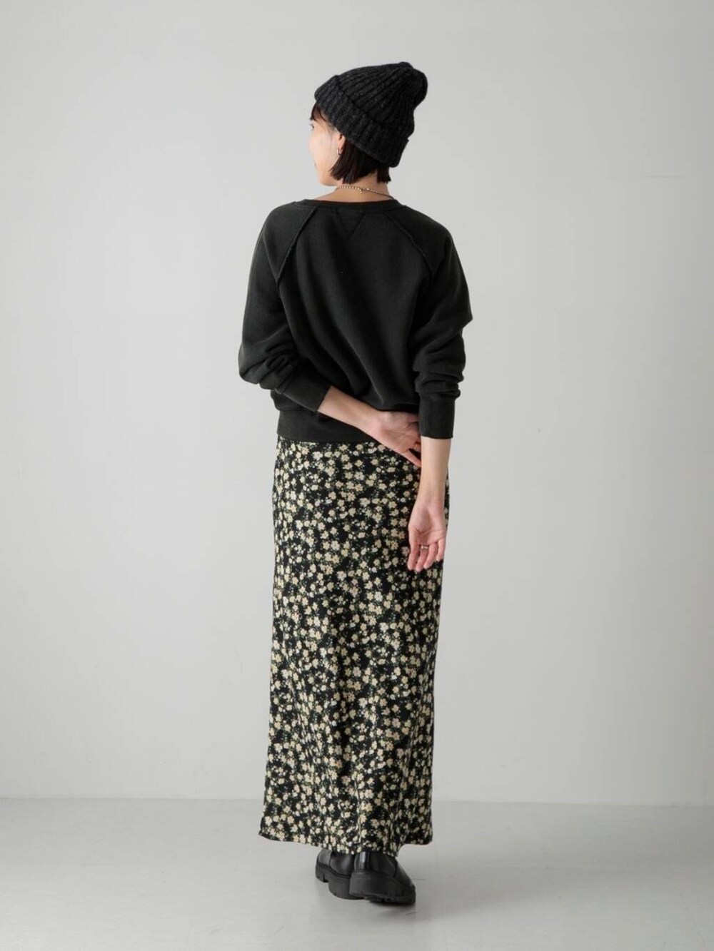 ブラック系のブーツ、ブラック系のスカート、ブラック系のスウェットを着用したレディースの秋コーディネートの3枚目の写真