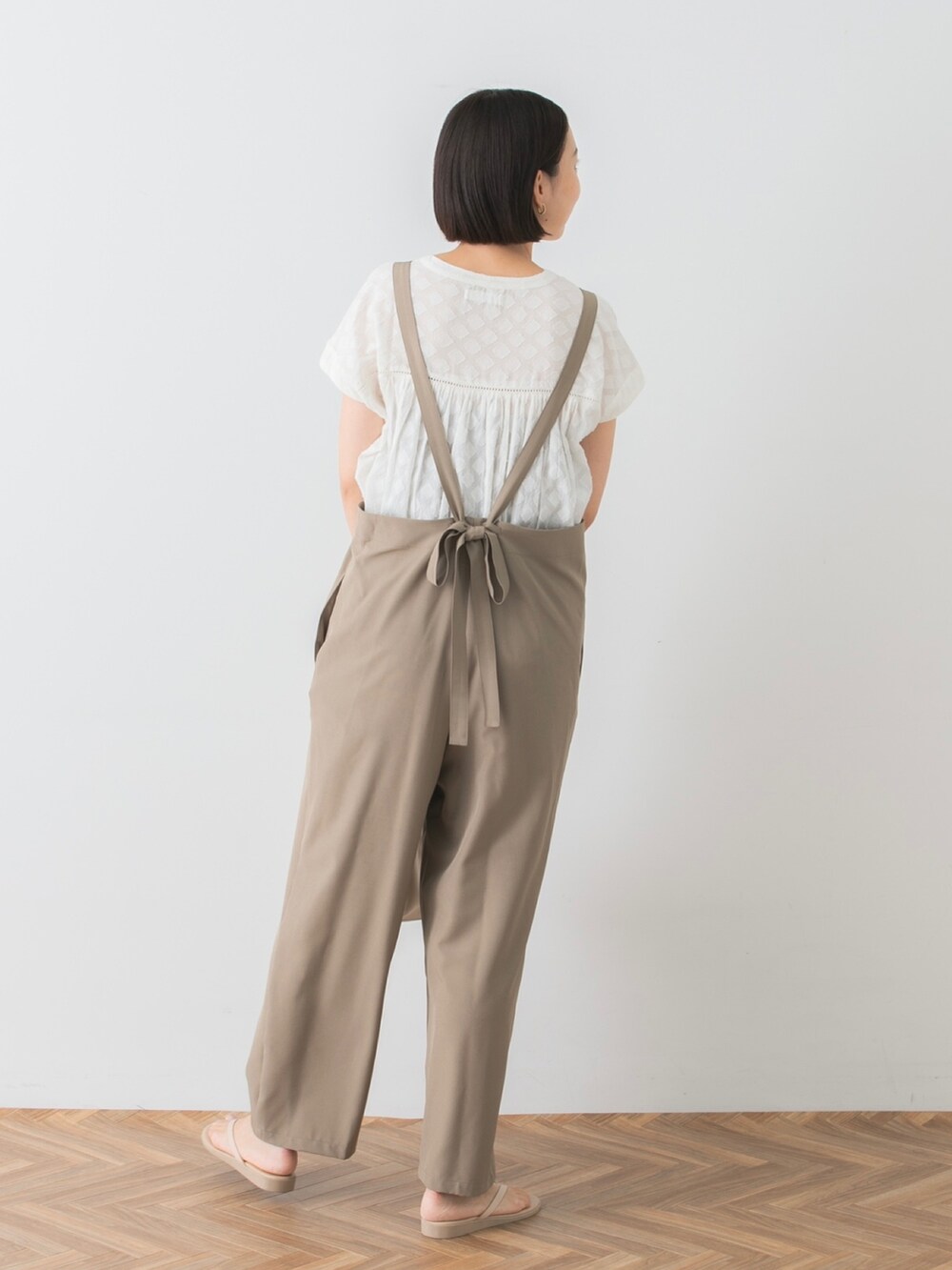 ホワイト系のシャツ/ブラウス、ベージュ系のサロペット/オーバーオール、ベージュ系のサンダルを着用したレディースの夏コーディネートの3枚目の写真