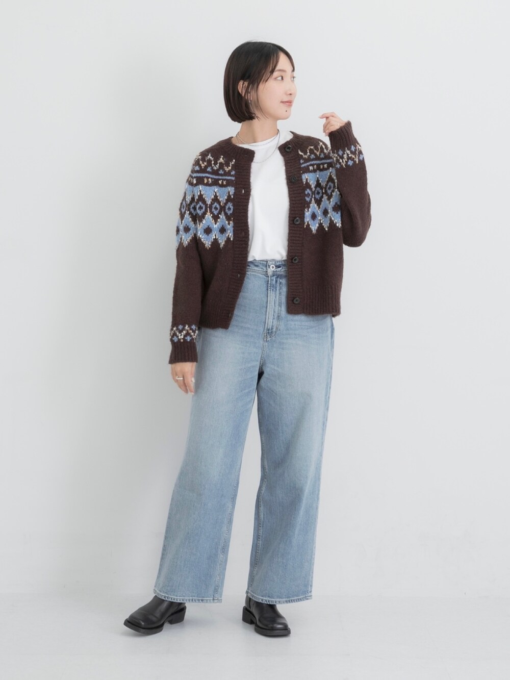ブラウン系のカーディガン/ボレロ、ブルー系のデニムパンツ、ホワイト系のTシャツ/カットソーを着用したレディースの秋コーディネートの2枚目の写真