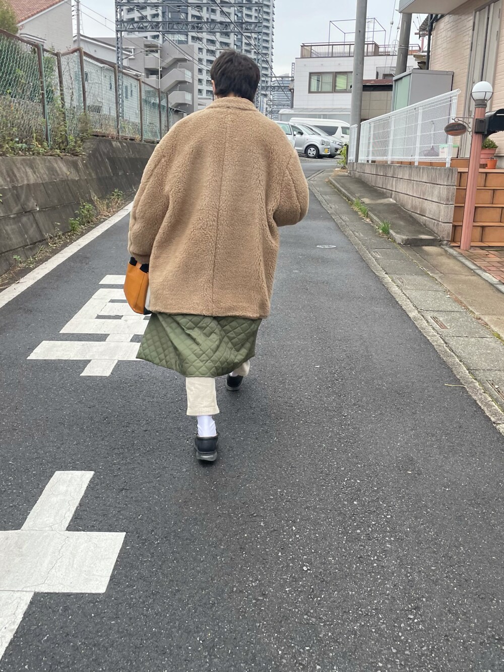 「休日スタイル、今日のコーデ、大人カジュアル、おしゃれさんと繋がりたい、秋コーデ、冬コーデ、ローファー」｜「MR.GENTLEMANのDOUBLE FACE SMALL BAG（ボストンバッグ、グリーン系）」を使った、りーたさん（メンズ・169cm）の秋コーディネートの2枚目の写真