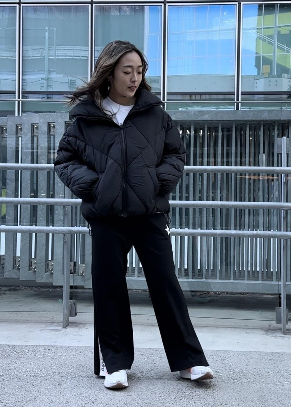 「アニエス、agnesb.、コラボレーション、NERGY、スニーカー、GYM、パンツ、アスレジャー、セットアップ」｜「NIKEの【NIKE for NERGY】ナイキ リアクト エスケープラン2 プレミアム ランニングシューズ（スニーカー、グレー系）」を使った、SAYAさん（レディース・158cm）の冬コーディネートの2枚目の写真