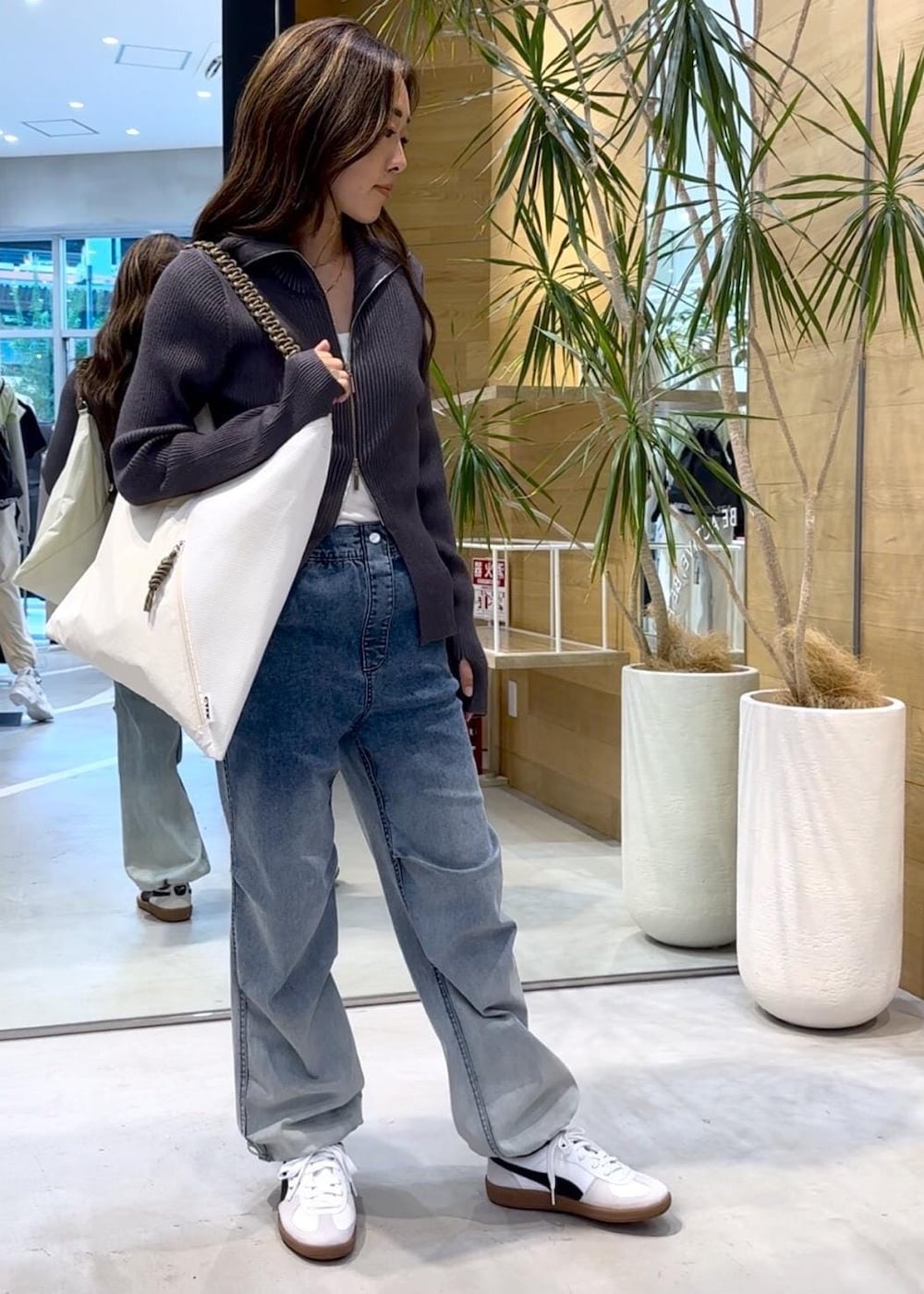 「初秋コーデ、秋コーデ、スポーツミックス、大人カジュアル」｜「NERGYの【Water proof Denim】フレアカーゴデニムパンツ（その他パンツ、ブルー系）」を使った、SAYAさん（レディース・158cm）の秋コーディネートの2枚目の写真