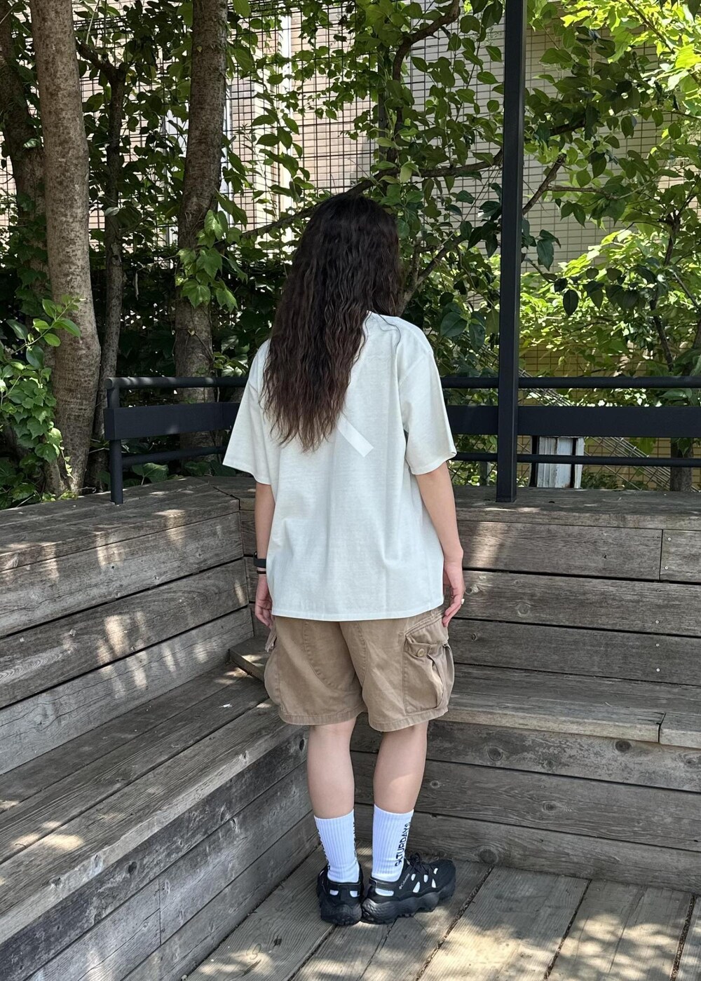 ホワイト系のTシャツ/カットソー、ホワイト系のソックス/靴下を着用したレディースの夏コーディネートの2枚目の写真