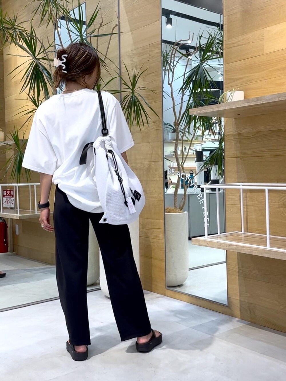「agnesb、agnes、アニエス、旅行コーデ、アウトドアコーデ、スポーツミックス、NERGY、ウェーブ、イエベ春、オイリー、低身長、トップス、Tシャツ/カットソー、パンツ、バッグ」｜「OOFOSの【OOFOS】OOmega リカバリーサンダル（サンダル、ブラック系）」を使った、SAYAさん（レディース・158cm）の夏コーディネートの2枚目の写真