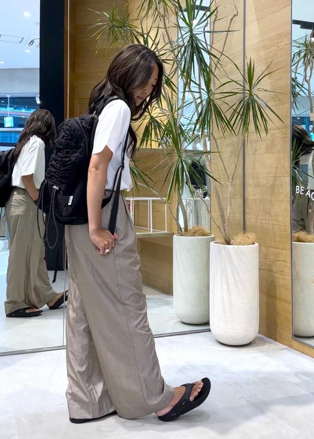 「撥水、夏コーデ、お出かけコーデ、旅行コーデ、スポーツミックス、シンプルコーデ、コラボアイテム」｜「OOFOSの【OOFOS】OOriginal リカバリーサンダル（サンダル、ブラック系）」を使った、SAYAさん（レディース・158cm）の夏コーディネートの2枚目の写真