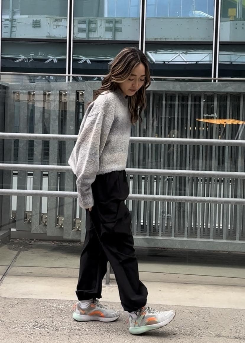「カーゴパンツ、ニット、NERGY、NIKE、スニーカー、パンツ、アスレジャー」｜「NIKEの【NIKE for NERGY】ナイキ リアクト エスケープラン2 プレミアム ランニングシューズ（スニーカー、グレー系）」を使った、SAYAさん（レディース・158cm）の冬コーディネートの2枚目の写真
