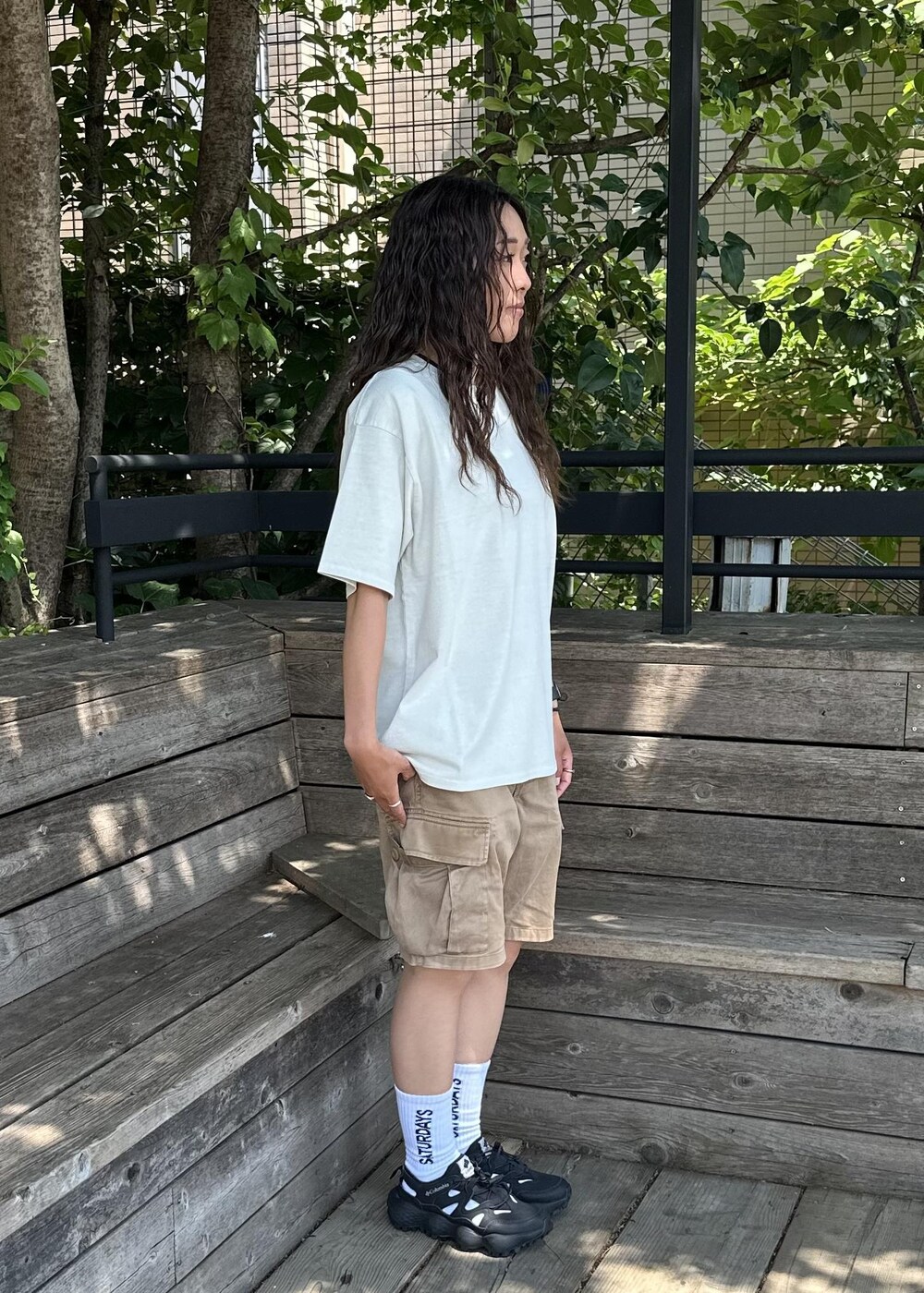 ホワイト系のTシャツ/カットソー、ホワイト系のソックス/靴下を着用したレディースの夏コーディネートの3枚目の写真