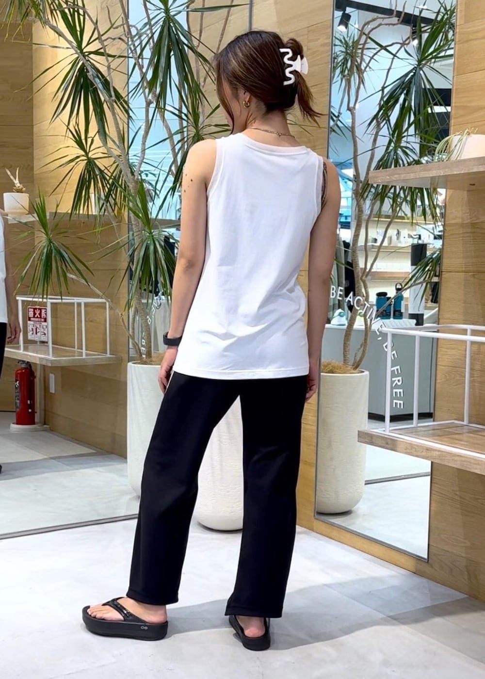 「agnesb、agnes、アニエス、夏コーデ、アウトドアコーデ、ジム・トレーニングコーデ、スポーツミックス、パンツスタイル、モノトーンコーデ」｜「OOFOSの【OOFOS】OOmega リカバリーサンダル（サンダル、ブラック系）」を使った、SAYAさん（レディース・158cm）の夏コーディネートの2枚目の写真
