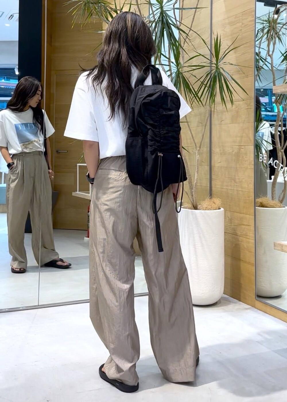 「撥水、夏コーデ、お出かけコーデ、旅行コーデ、スポーツミックス、シンプルコーデ、コラボアイテム」｜「OOFOSの【OOFOS】OOriginal リカバリーサンダル（サンダル、ブラック系）」を使った、SAYAさん（レディース・158cm）の夏コーディネートの3枚目の写真