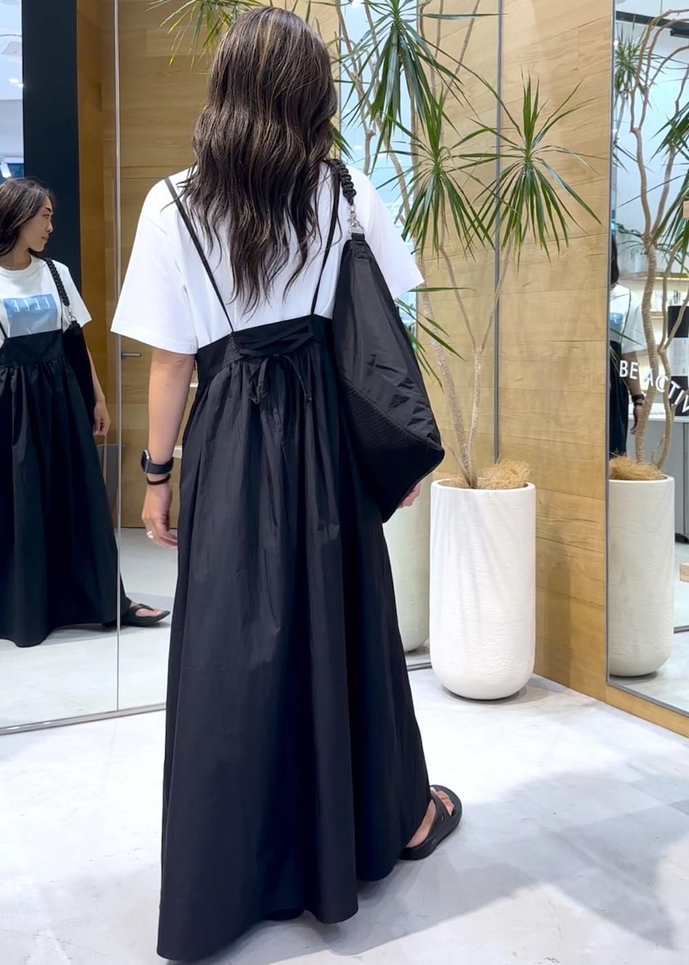 「夏コーデ、初秋コーデ、秋コーデ、お出かけコーデ、旅行コーデ、女子会コーデ、スポーツミックス、スカートスタイル」｜「OOFOSの【OOFOS】OOriginal リカバリーサンダル（サンダル、ブラック系）」を使った、SAYAさん（レディース・158cm）の秋コーディネートの2枚目の写真