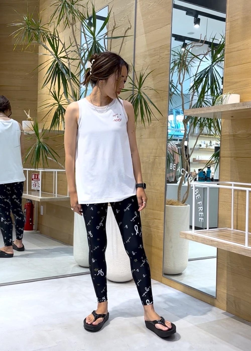 「agnesb、agnes、アニエス、ジム・トレーニングコーデ、スポーツミックス、モノトーンコーデ、NERGY、ウェーブ、イエベ春、オイリー、低身長、トップス、タンクトップ、シューズ、サンダル」｜「OOFOSの【OOFOS】OOmega リカバリーサンダル（サンダル、ブラック系）」を使った、SAYAさん（レディース・158cm）の夏コーディネートの3枚目の写真