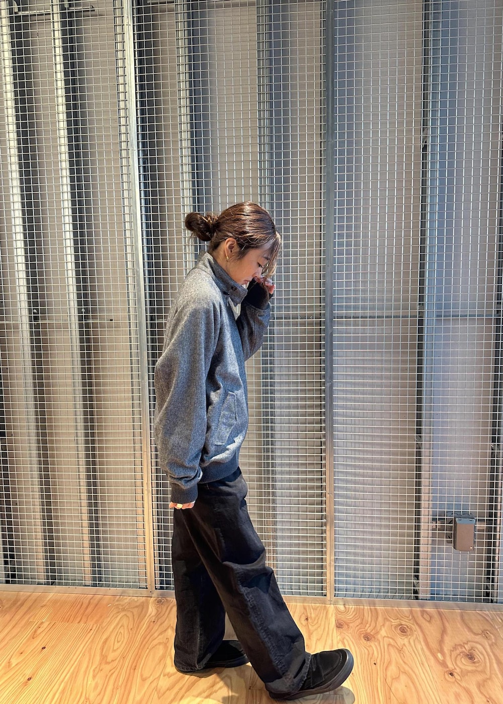 ブラック系のデニムパンツ、グレー系のブルゾンを着用したレディースの秋コーディネートの2枚目の写真