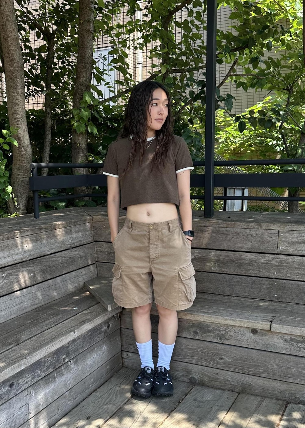 「SaturdayNYC、初夏コーデ、夏コーデ、初秋コーデ、お出かけコーデ、旅行コーデ、アウトドアコーデ、フェスコーデ、ストリート、パンツスタイル」｜「Saturdays NYCのLogo Sock（ソックス/靴下、ホワイト系）」を使った、SAYAさん（レディース・158cm）の夏コーディネートの3枚目の写真