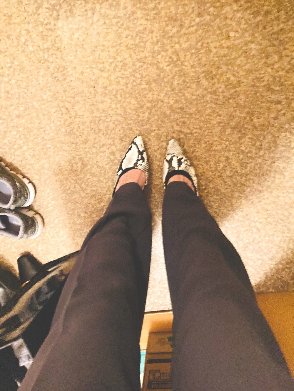 グレー系のスラックスを着用したレディースの春コーディネートの2枚目の写真