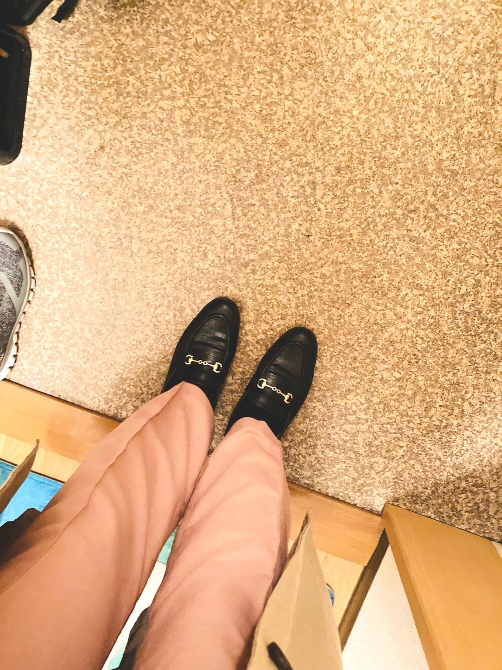 ホワイト系のニット/セーターを着用したレディースの春コーディネートの2枚目の写真