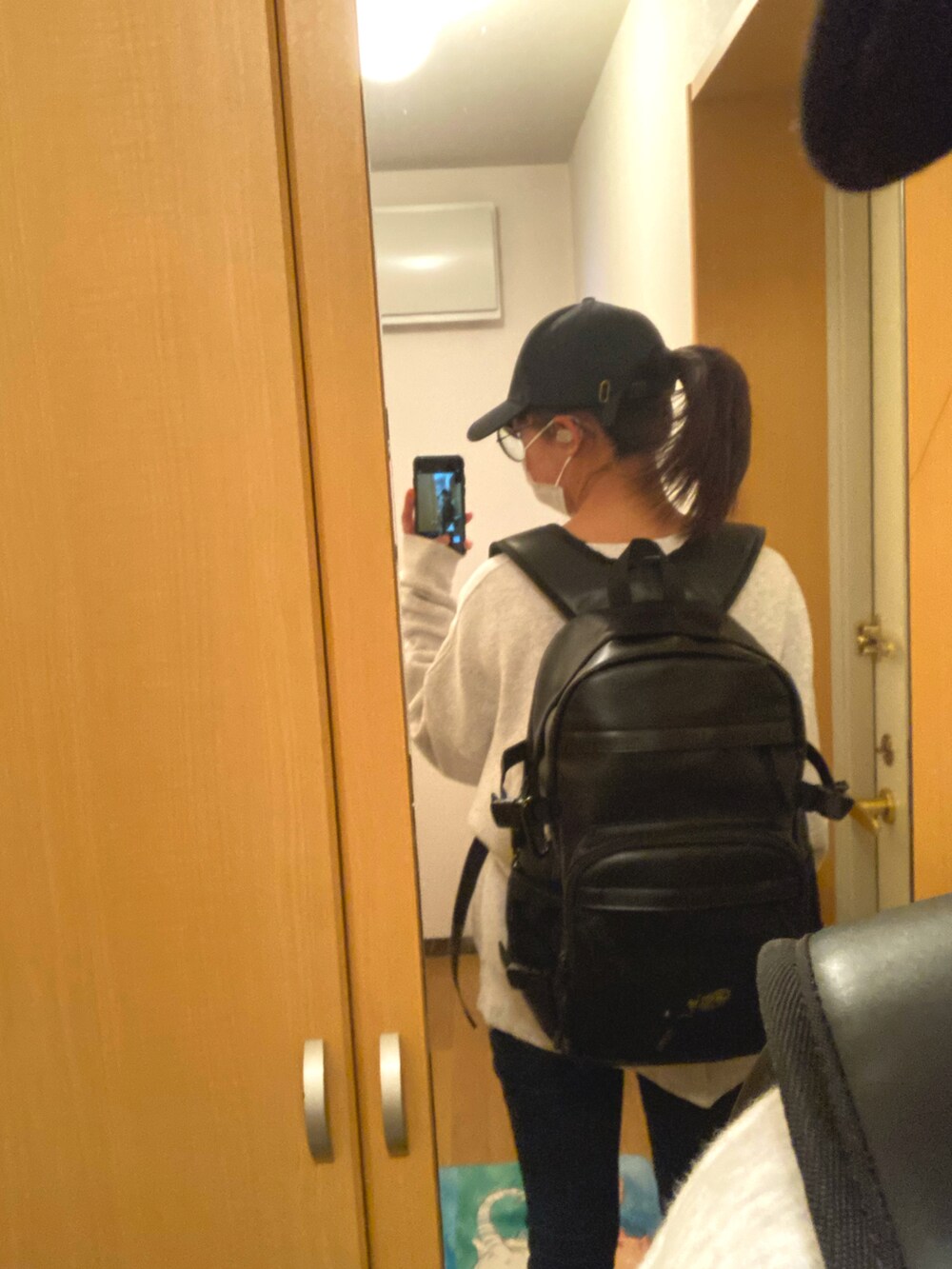 グレー系のスウェット、ブラック系のバックパック/リュックを着用したレディースの春コーディネートの3枚目の写真