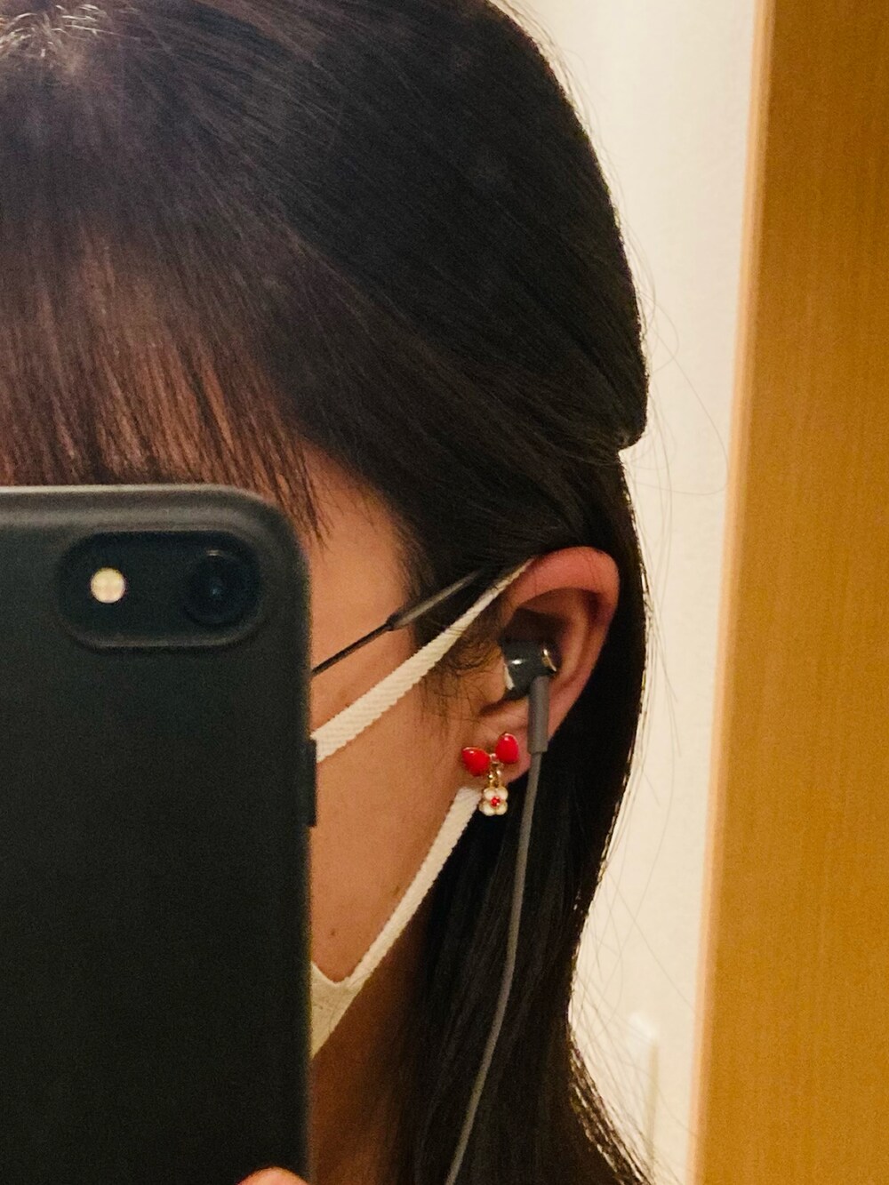 ブルー系のスカートを着用したレディースの夏コーディネートの2枚目の写真